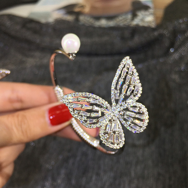 Stílusos női karkötő kő elemekkel