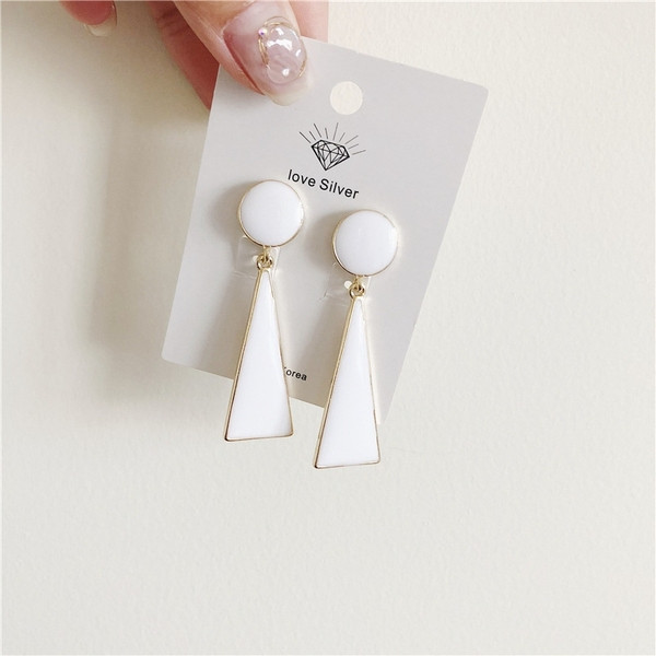 Stílusos női fülbevaló fehér kővel