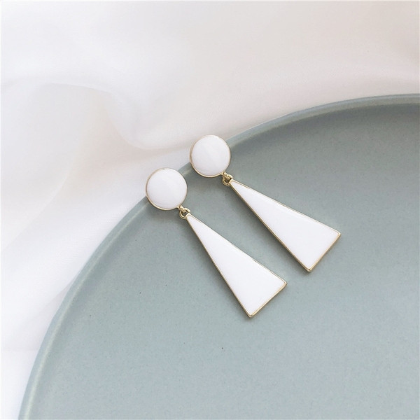 Stílusos női fülbevaló fehér kővel