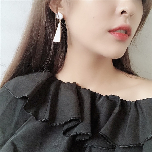 Stílusos női fülbevaló fehér kővel