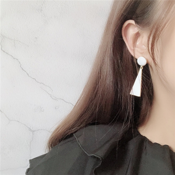 Stílusos női fülbevaló fehér kővel