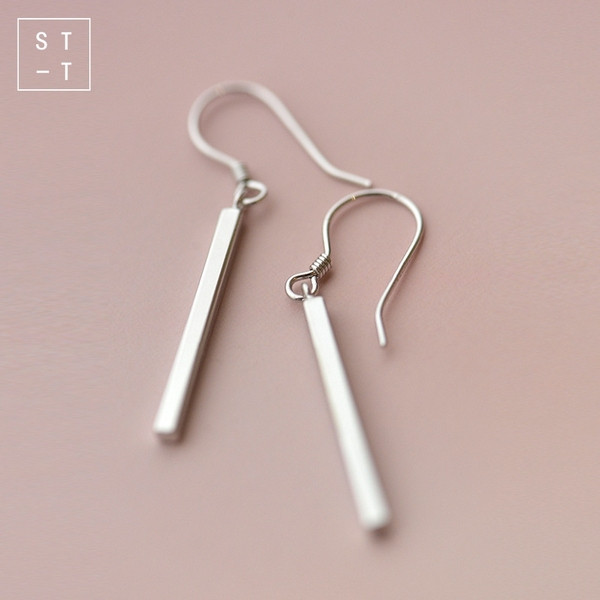 Μοντέρνα γυναικεία μακρά σκουλαρίκια σε ασημί χρώμα