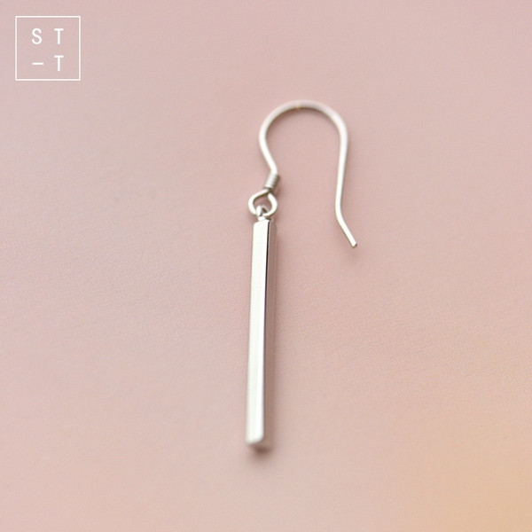 Μοντέρνα γυναικεία μακρά σκουλαρίκια σε ασημί χρώμα