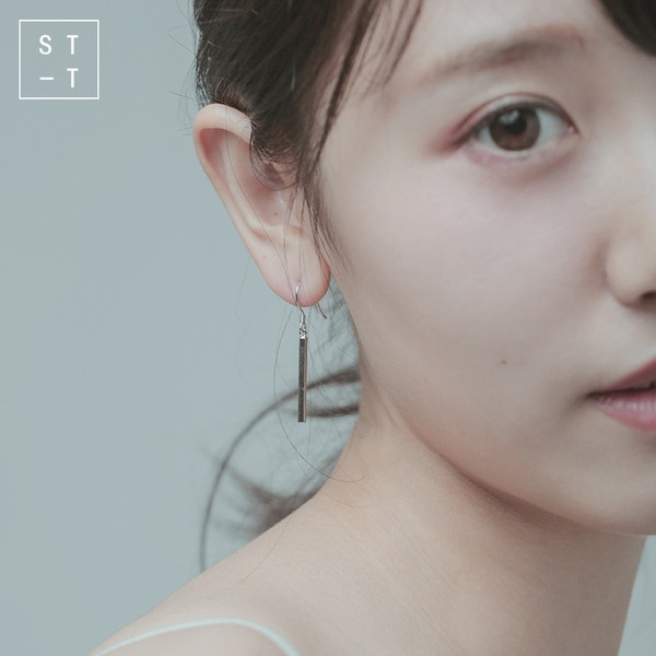 Μοντέρνα γυναικεία μακρά σκουλαρίκια σε ασημί χρώμα