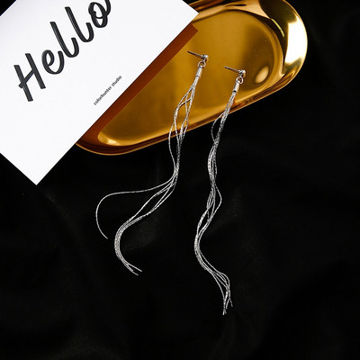 Cercei lungi de dama moderni in culoarea argintii si aurii