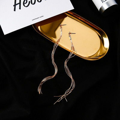 Cercei lungi de dama moderni in culoarea argintii si aurii