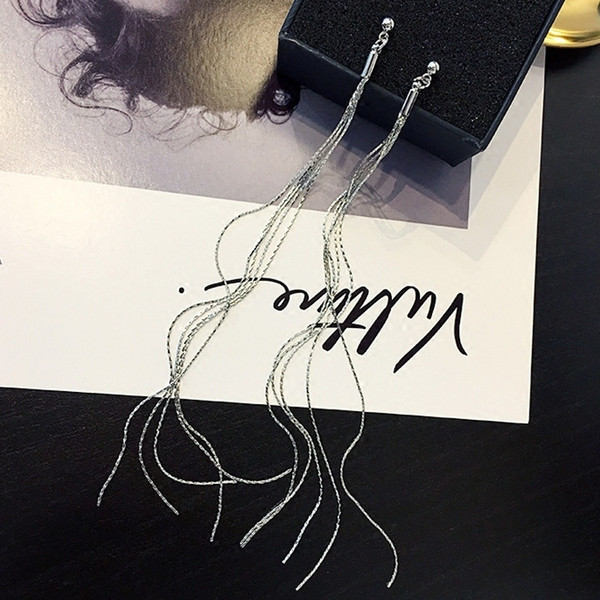 Cercei lungi de dama moderni in culoarea argintii si aurii