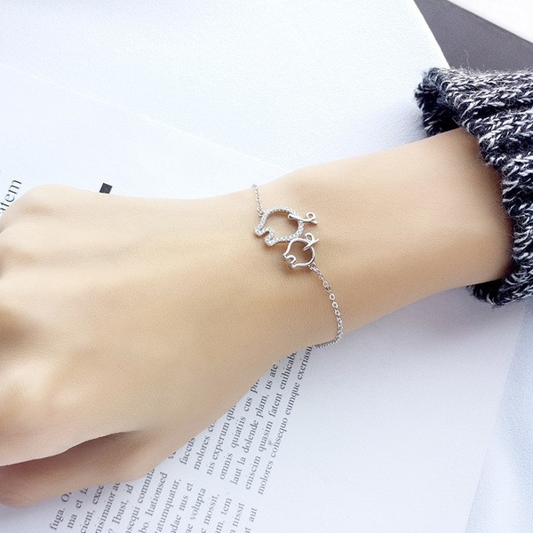 Modern női karkötő ezüst színben