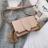 Modern női táska bojtos elemmel, négy színben