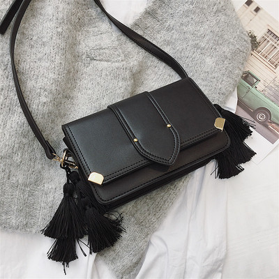 Modern női táska bojtos elemmel, négy színben