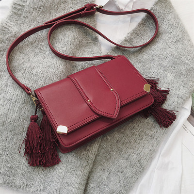 Modern női táska bojtos elemmel, négy színben