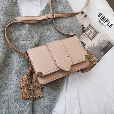 Modern női táska bojtos elemmel, négy színben