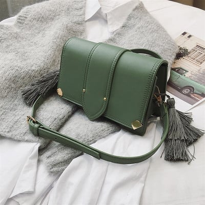 Modern női táska bojtos elemmel, négy színben