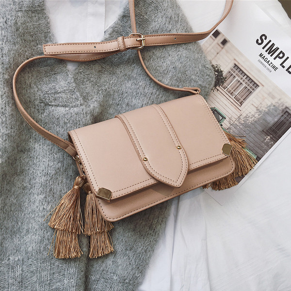 Modern női táska bojtos elemmel, négy színben