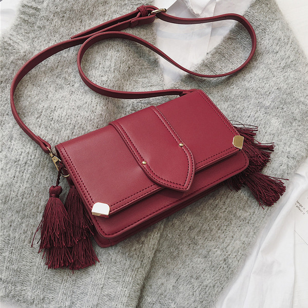 Modern női táska bojtos elemmel, négy színben