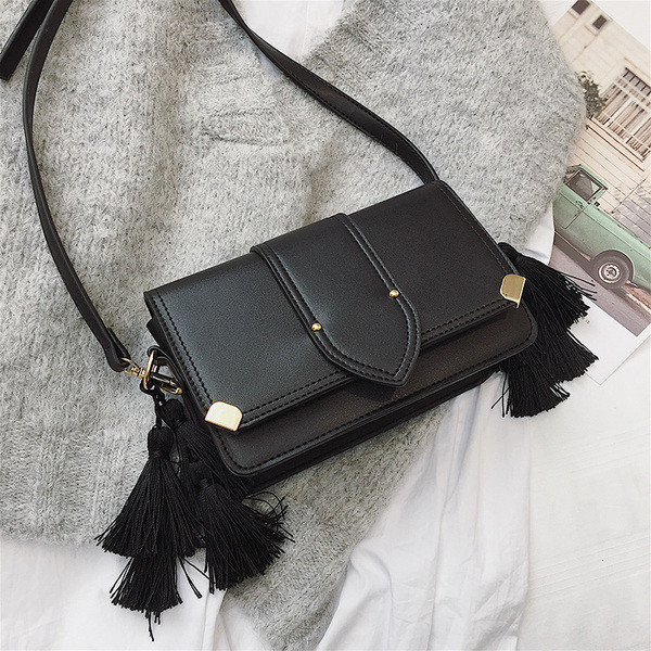 Modern női táska bojtos elemmel, négy színben