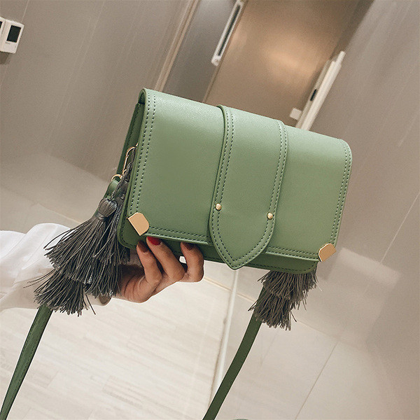 Modern női táska bojtos elemmel, négy színben