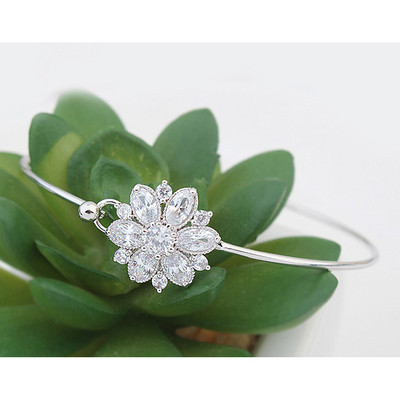 Γυναικείο βραχιόλι με τρισδιάστατο στοιχείο και πέτρες σε τρία χρώματα