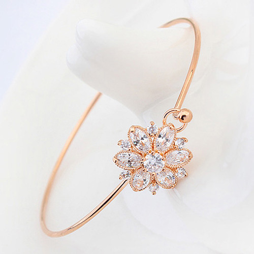 Γυναικείο βραχιόλι με τρισδιάστατο στοιχείο και πέτρες σε τρία χρώματα