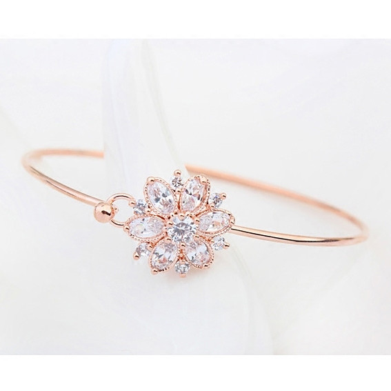 Γυναικείο βραχιόλι με τρισδιάστατο στοιχείο και πέτρες σε τρία χρώματα