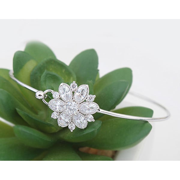 Γυναικείο βραχιόλι με τρισδιάστατο στοιχείο και πέτρες σε τρία χρώματα