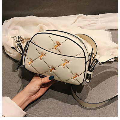 Μοντέρνα έκο δερμάτινη γυναικεία τσάντα με κεντήματα σε διάφορα χρώματα