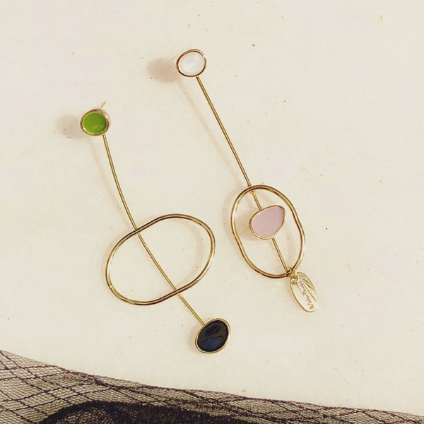 Modern női hosszú fülbevaló színes kövekkel