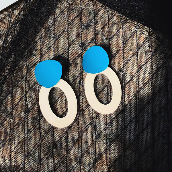 Cercei moderni de dama in forma rotunda si culoare albastra