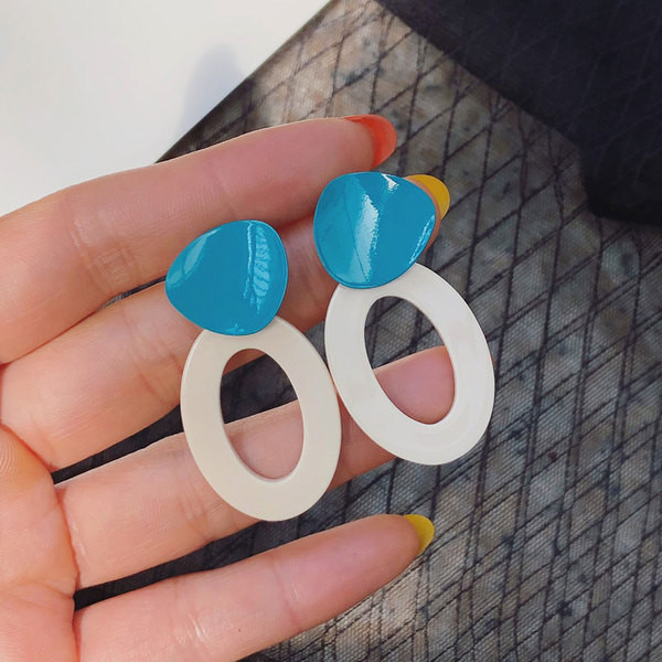 Cercei moderni de dama in forma rotunda si culoare albastra