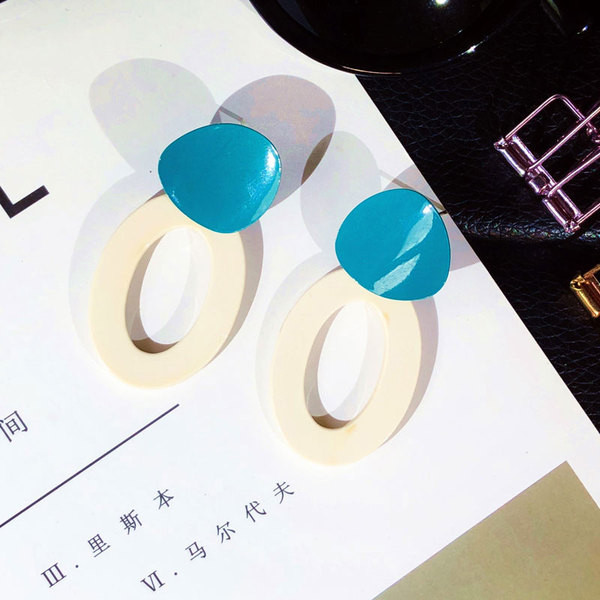 Cercei moderni de dama in forma rotunda si culoare albastra