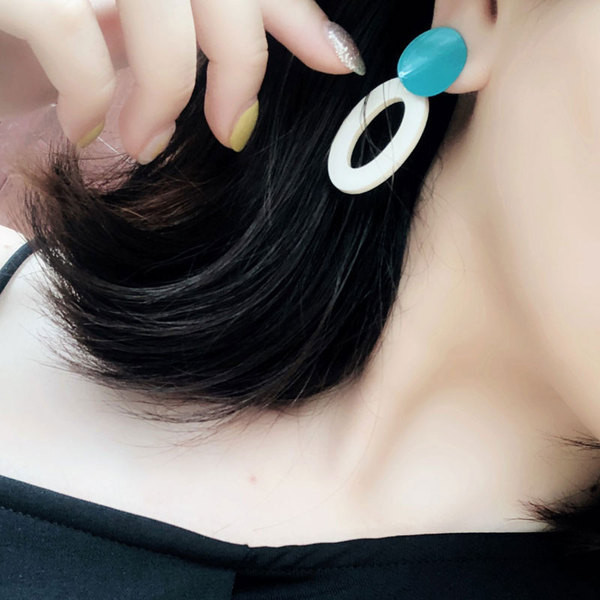 Cercei moderni de dama in forma rotunda si culoare albastra