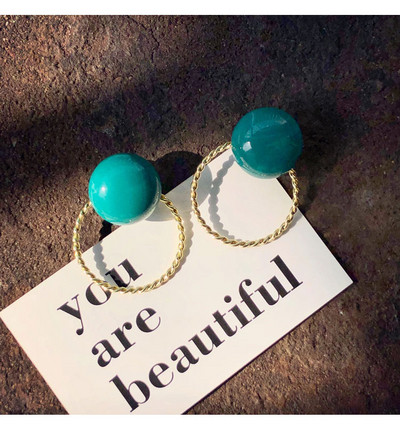 Κομψά γυναικεία σκουλαρίκια σε στρογγυλό σχήμα και πράσινη πέτρα