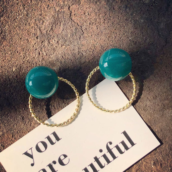 Κομψά γυναικεία σκουλαρίκια σε στρογγυλό σχήμα και πράσινη πέτρα