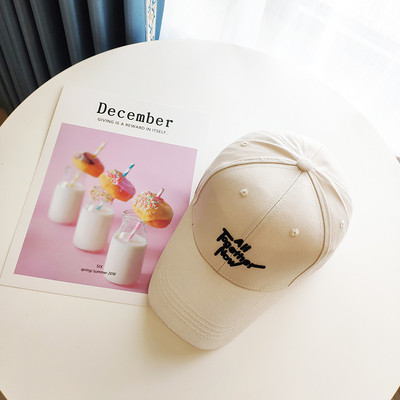 Καθημερινό γυναικείο καπέλο με γείσο και επιγραφή σε διάφορα χρώματα