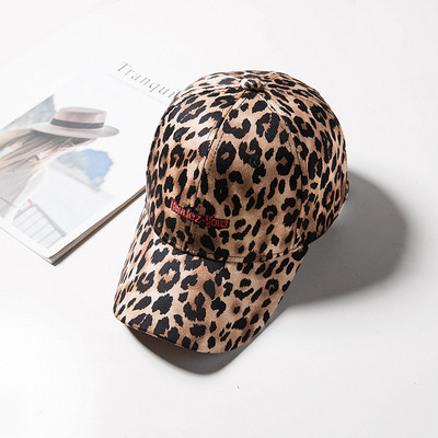 Korszerű női sapka leopárd mintával és felirattal három színben