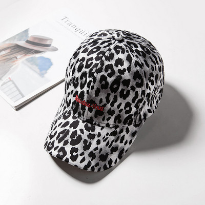 Korszerű női sapka leopárd mintával és felirattal három színben