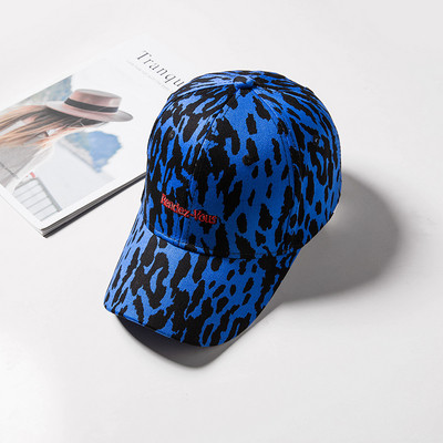 Korszerű női sapka leopárd mintával és felirattal három színben