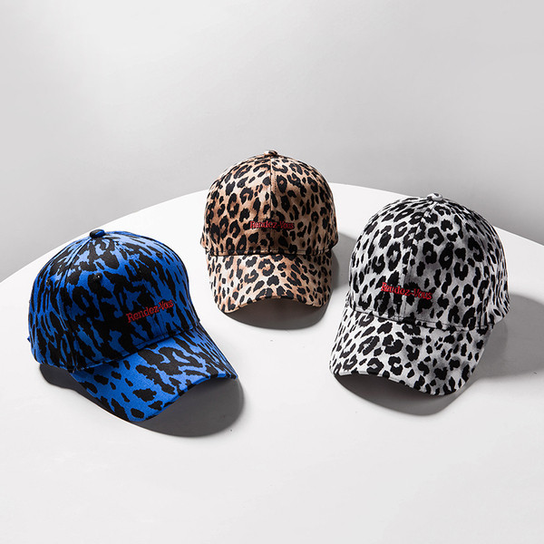 Korszerű női sapka leopárd mintával és felirattal három színben