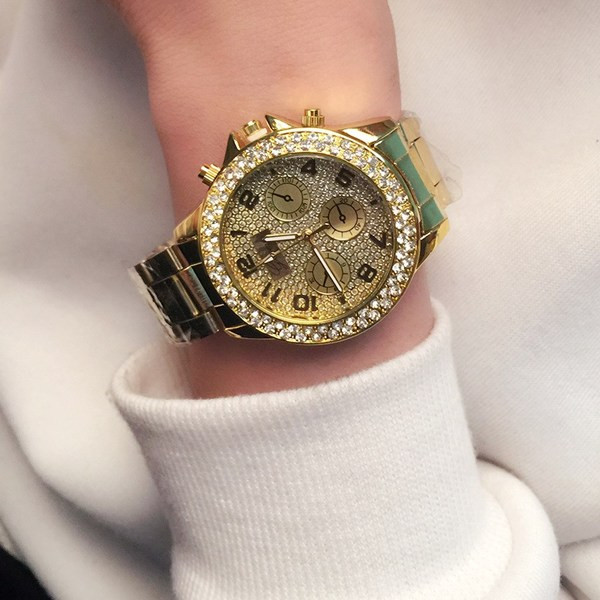 Stílusos női karóra fém lánccal és kövekkel