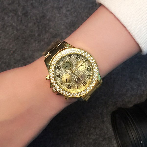 Stílusos női karóra fém lánccal és kövekkel