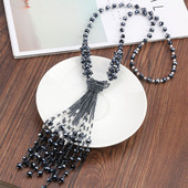 Μοντέρνο γυναικείο κολιέ διακοσμημένο με χάντρες σε διάφορα χρώματα