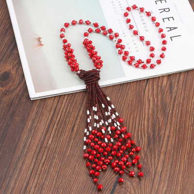 Μοντέρνο γυναικείο κολιέ διακοσμημένο με χάντρες σε διάφορα χρώματα