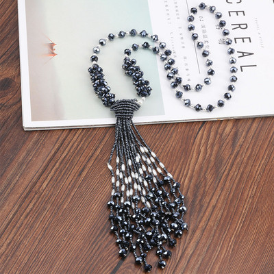 Μοντέρνο γυναικείο κολιέ διακοσμημένο με χάντρες σε διάφορα χρώματα