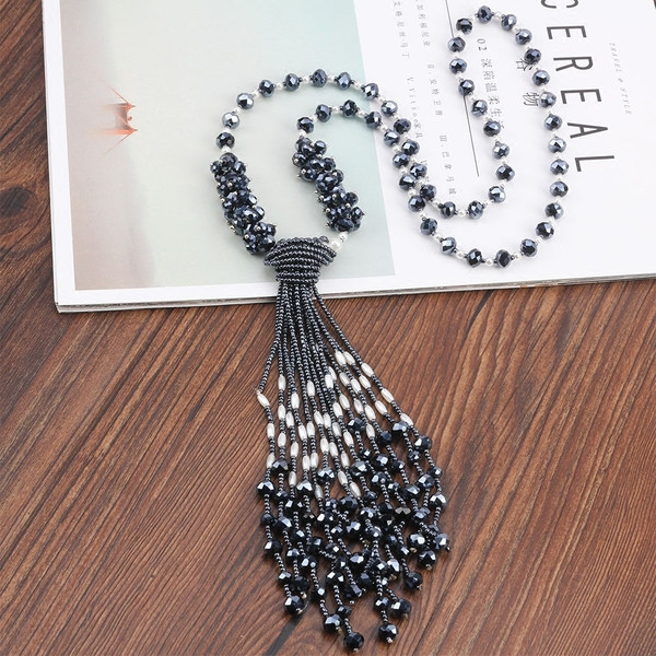 Μοντέρνο γυναικείο  κολιέ διακοσμημένο με χάντρες σε διάφορα χρώματα