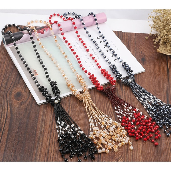 Μοντέρνο γυναικείο  κολιέ διακοσμημένο με χάντρες σε διάφορα χρώματα