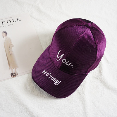 Μοντέρνο γυναικείο καπέλο με γείσο και επιγραφή σε διάφορα χρώματα