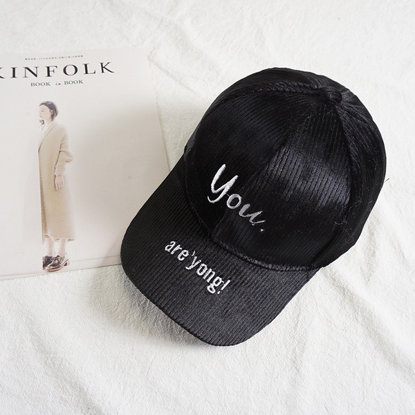 Μοντέρνο γυναικείο καπέλο με γείσο και επιγραφή σε διάφορα χρώματα