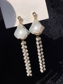 Κομψά μακρύ γυναικεία σκουλαρίκια με πέτρες και πέρλες