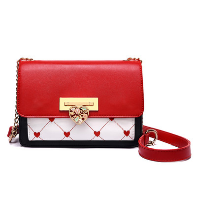 Κομψή γυναικεία τσάντα με κεντήματα και μεταλλικό στοιχείο σε τρία χρώματα