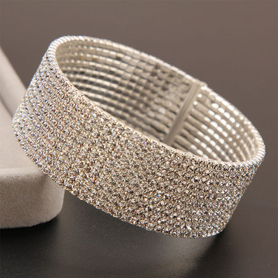 Κομψό γυναικείο βραχιόλι με πέτρες σε δύο χρώματα